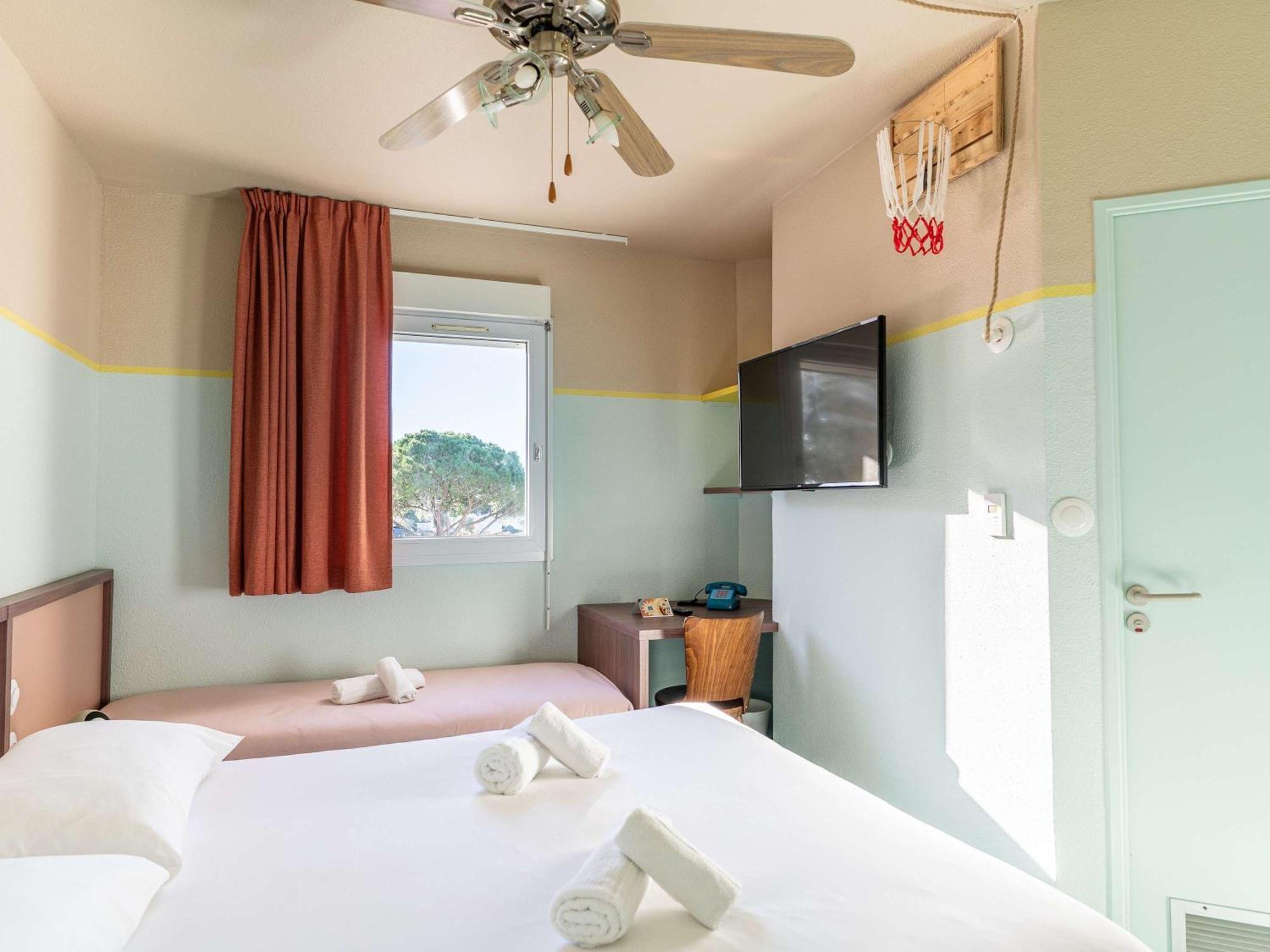 Greet Hotel Pont Du Gard - Route D'Avignon Estezargues ภายนอก รูปภาพ